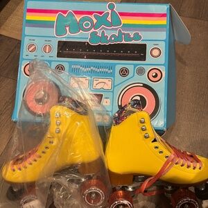 Moxi Beach Bunny Skates - Strawberry Lemonade size 6